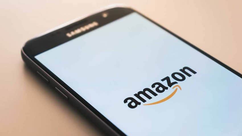 Un móvil con el logo de Amazon