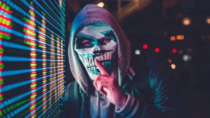 hacker con el dedo en los labios