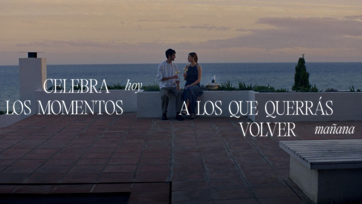 Codorníu nos invita a 'celebrarnos' en su campaña navideña con Quim Gutiérrez y Anna Castillo