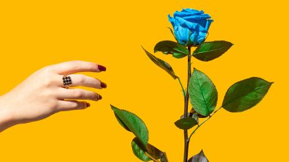 crecimiento marcas rosa azul mano