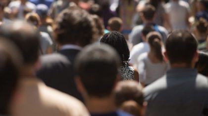 Proteger al público de los contenidos abusivos generados por la IA.