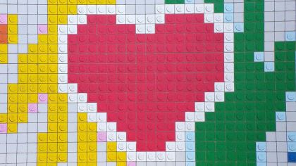 corazón hecho con piezas de lego