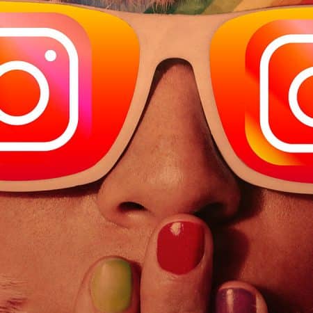 joven con gafas de Instagram