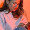 joven utilizando el iphone