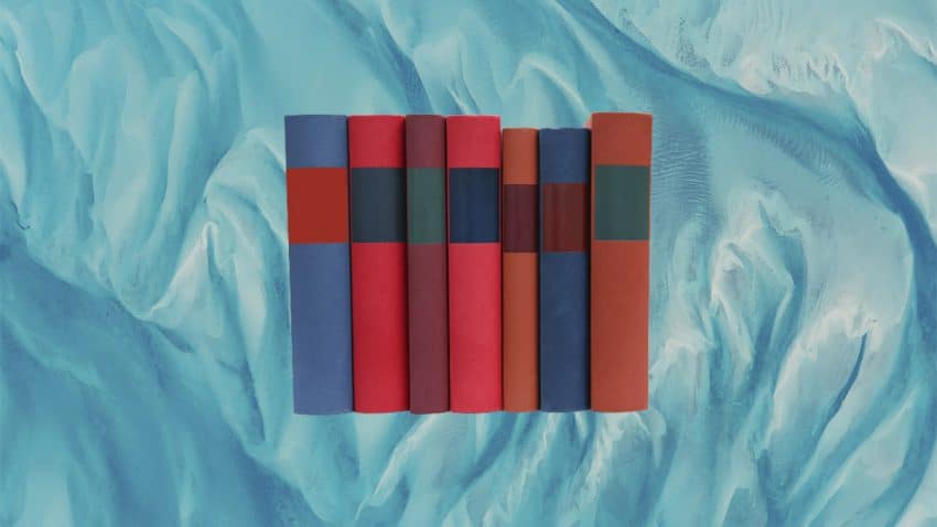 libros sobre fondo azul