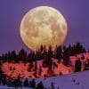 primer plano de la Luna sobre un paisaje montañoso