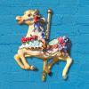 caballo de tiovivo sobre fondo azul