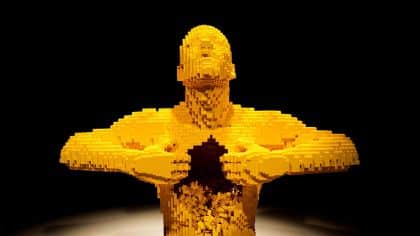 hombre construido con piezas de LEGO