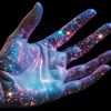 mano con galaxia proyectada en la palma