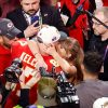 Super Bowl 2024 Taylor Swift besando a Travis Kelce