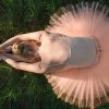 bailarina sobre césped
