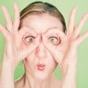 mujer con las manos sobre los ojos