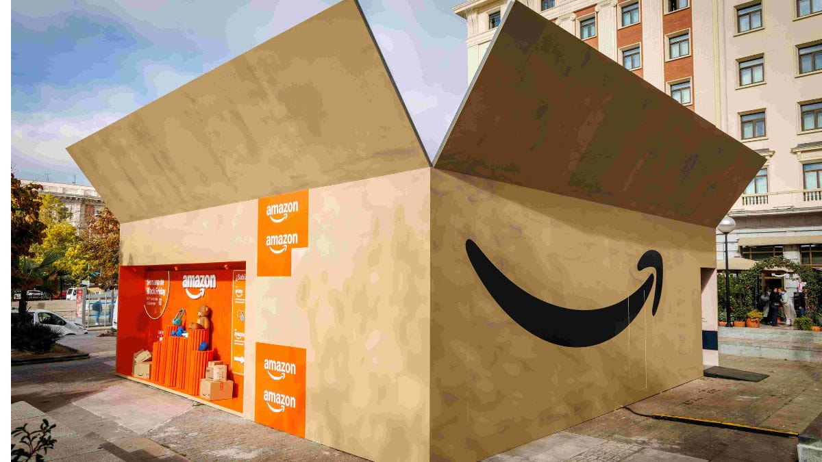 Visitar un paquete gigante de Amazon por dentro es posible en esta experiencia inmersiva