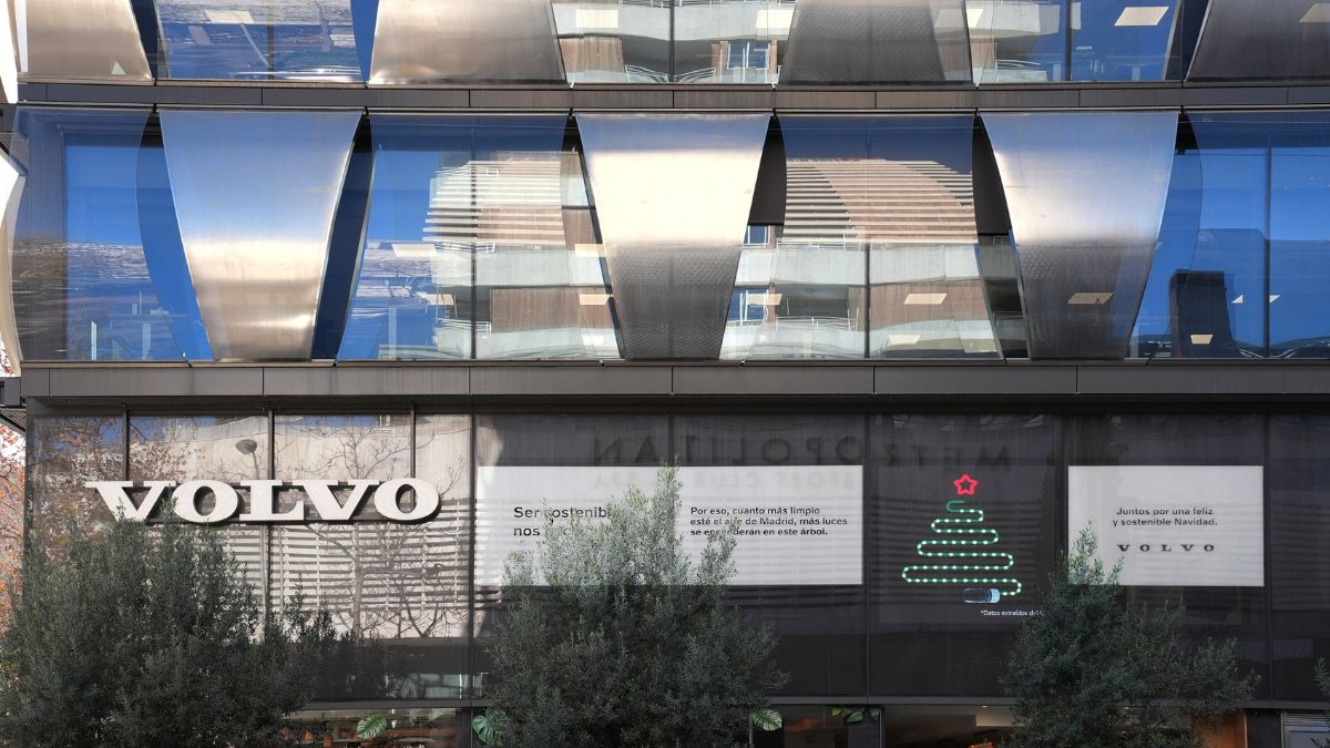 Volvo ilumina su fachada para felicitar la Navidad