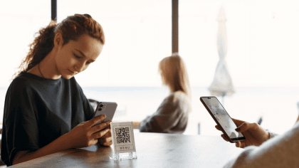 Mujer escaneando código QR